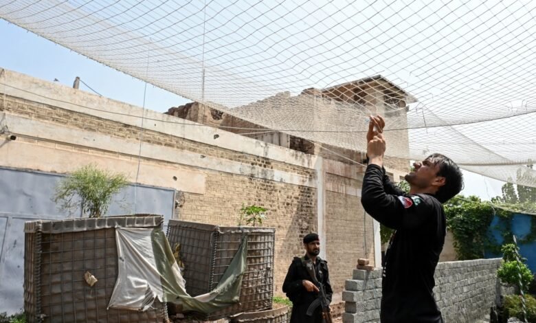 خیبر پختونخوا میں ڈرون حملوں کا بڑھتا خطرہ، پولیس نے یوکرین سے متاثرہ حفاظتی جال نصب کر دیے