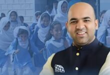 پنجاب کے وزیر تعلیم رانا سکندر حیات کا بطور استاد پہلا دن، کلاس روم میں طلبہ سے گھل مل گئے