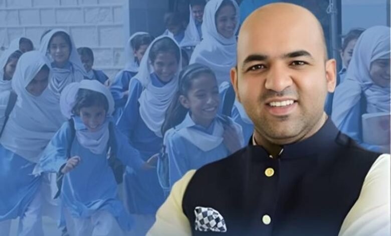 پنجاب کے وزیر تعلیم رانا سکندر حیات کا بطور استاد پہلا دن، کلاس روم میں طلبہ سے گھل مل گئے