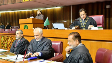 تحریک کے حق میں 214 اور مخالفت میں 56 ووٹ، چار گھنٹے سے زائد بحث کے بعد ایوان میں شدید ہنگامہ آرائی اور اپوزیشن کا احتجاج، پی ٹی آئی کا صدارتی فرمان پشاور ہائی کورٹ میں چیلنج کرنے کا اعلان