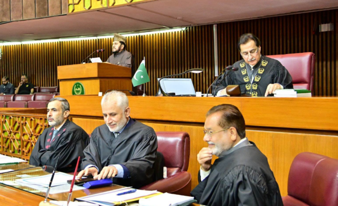 تحریک کے حق میں 214 اور مخالفت میں 56 ووٹ، چار گھنٹے سے زائد بحث کے بعد ایوان میں شدید ہنگامہ آرائی اور اپوزیشن کا احتجاج، پی ٹی آئی کا صدارتی فرمان پشاور ہائی کورٹ میں چیلنج کرنے کا اعلان