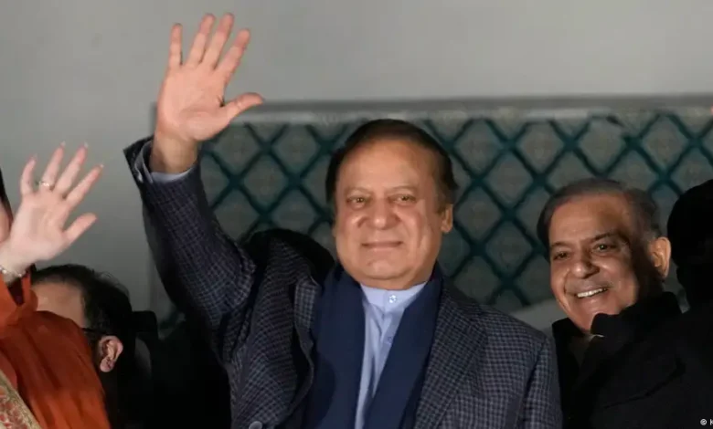 سرکاری منصوبوں پر سیاسی شخصیات کے نام: پاکستان میں شخصیت پرستی یا عوامی خدمت کی پہچان؟