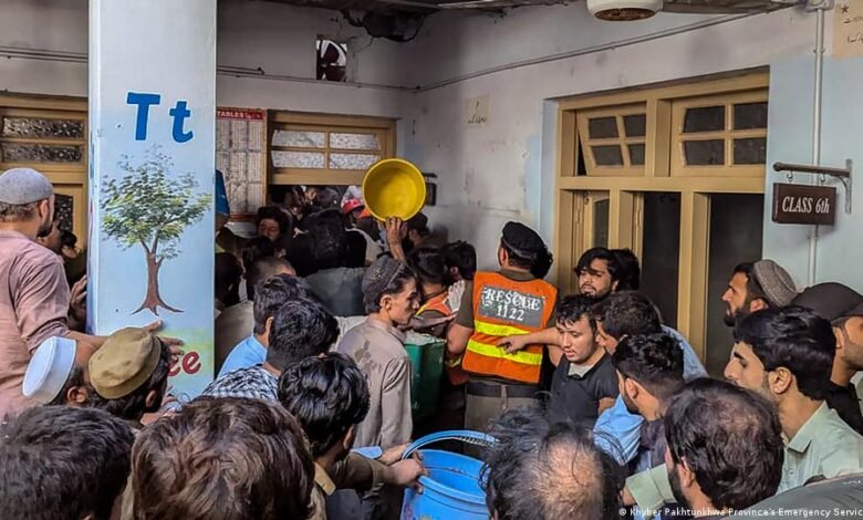 پشاور میں نجی اسکول کی چھت گرنے سے تقریباﹰ تین درجن بچے ہلاک, 50 سے زائد زخمی