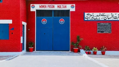 پاکستانی جیلوں میں خواتین قیدیوں کی تعداد میں 32 فیصد اضافہ، مقدمات کے انتظار میں خواتین اور بچوں کی زندگیاں متاثر