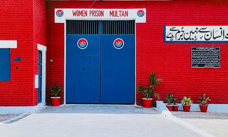 پاکستانی جیلوں میں خواتین قیدیوں کی تعداد میں 32 فیصد اضافہ، مقدمات کے انتظار میں خواتین اور بچوں کی زندگیاں متاثر