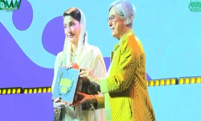 مریم نواز نے ’’اپنی چھت، اپنا گھر‘‘ کے لیے یو این ہیبی ٹیٹ ایوارڈ وصول کر لیا