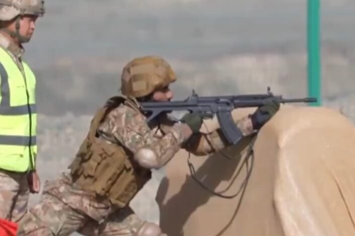 QBZ-191 اسالٹ رائفل، QBU-10 اور CS/LR4 سنائپر رائفلیں مشقوں کا حصہ، ڈرون آپریشنز، طویل فاصلے تک نشانہ بازی اور مشترکہ کمانڈ کی تربیت پر توجہ