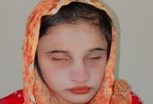 عزم و ہمت کی اعلیٰ مثال: گوجرانوالہ کی بینائی سے محروم پاکستانی ہونہار طالبہ زینب کی 11ویں جماعت کے امتحان میں شاندار کامیابی