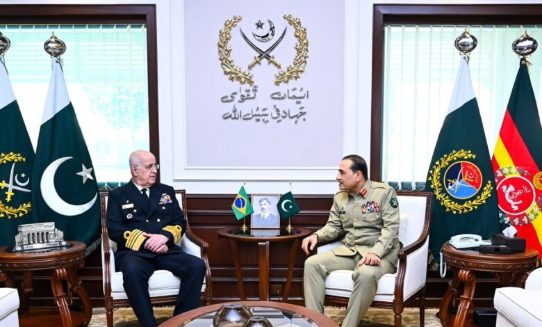 برازیل کے اعلیٰ سطحی فوجی وفد کی جی ایچ کیو آمد، فیلڈ مارشل عاصم منیر سے ملاقات؛ دفاعی تعاون مزید مضبوط بنانے پر اتفاق