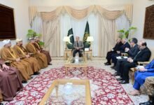وزیراعظم محمد شہباز شریف نے ملاقات کے دوران پاکستان اور عمان کے درمیان دیرینہ برادرانہ تعلقات کی اہمیت پر زور دیتے ہوئے کہا کہ دونوں ممالک مشترکہ مذہب، جغرافیائی قربت، تاریخ، ثقافت اور صدیوں پر محیط عوامی روابط کے مضبوط رشتوں میں بندھے ہوئے ہیں۔