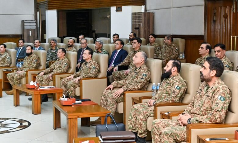 فیلڈ مارشل عاصم منیر کا کور ہیڈ کوارٹرز پشاور کا دورہ، انسدادِ دہشت گردی کی کارروائیاں جاری رکھنے اور آپریشنل تیاری برقرار رکھنے کی ہدایت