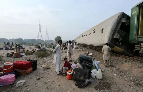 پاکستان میں ملتان کے قریب رحمان بابا ایکسپریس حادثے کا شکار، 5 مسافر جاں بحق، 36 سے زائد زخمی؛ وزیراعظم شہباز شریف کا نوٹس، رپورٹ طلب