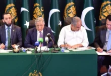 وفاقی حکومت کا خیبر پختونخوا میں ایمرجنسی کے نفاذ کا دفاع، پی ٹی آئی حکومت پر دہشت گردی کے خلاف جنگ میں عدم تعاون اور شدت پسند گروہوں سے مبینہ گٹھ جوڑ کے الزامات