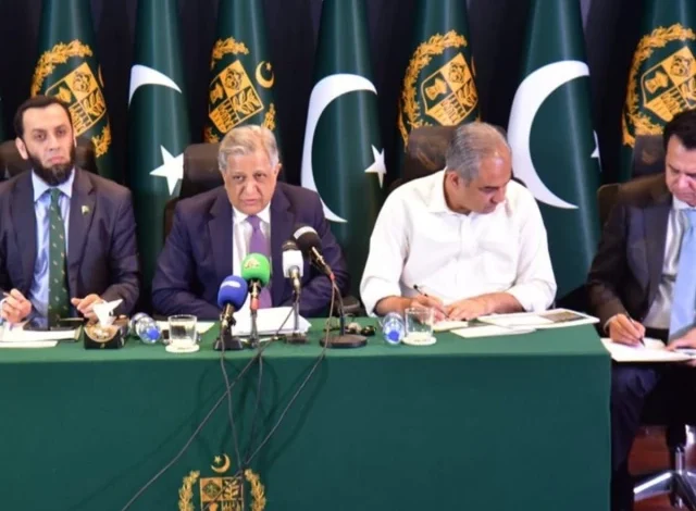 وفاقی حکومت کا خیبر پختونخوا میں ایمرجنسی کے نفاذ کا دفاع، پی ٹی آئی حکومت پر دہشت گردی کے خلاف جنگ میں عدم تعاون اور شدت پسند گروہوں سے مبینہ گٹھ جوڑ کے الزامات