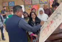 یونیورسٹی آف ایجوکیشن لاہور میں ورلڈ مینٹل ہیلتھ ڈے 2026 کے سلسلے میں آرٹ نمائش کا انعقاد، طلبہ کا رنگوں کے ذریعے جذبات کا تخلیقی اظہار