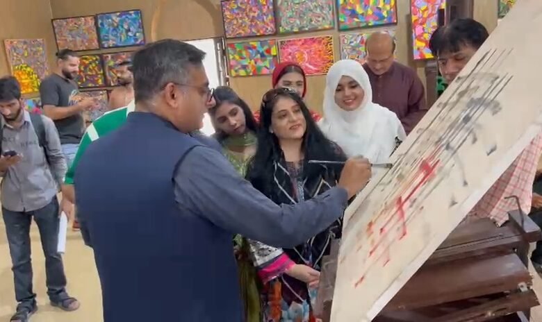 یونیورسٹی آف ایجوکیشن لاہور میں ورلڈ مینٹل ہیلتھ ڈے 2026 کے سلسلے میں آرٹ نمائش کا انعقاد، طلبہ کا رنگوں کے ذریعے جذبات کا تخلیقی اظہار