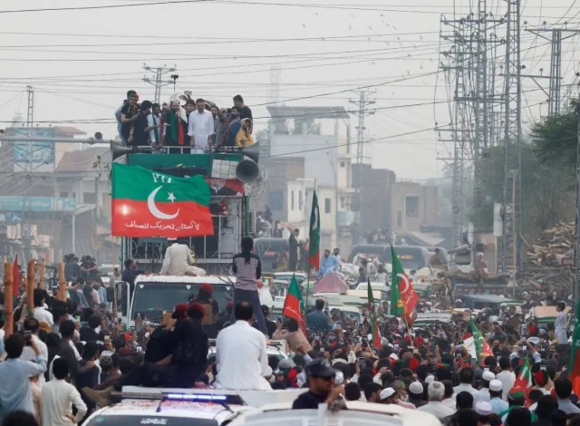خیبر پختونخوا میں ایمرجنسی اور گورنر راج کے بعد صوابی میں پی ٹی آئی کا لانگ مارچ غیر مؤثر، اہم مقامات پر پولیس تعینات
